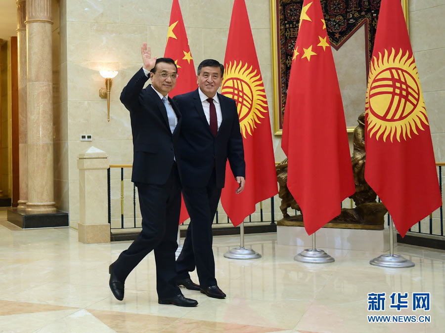11月2日，国务院总理李克强在比什凯克国宾馆会议中心同吉尔吉斯斯坦总理热恩别科夫举行会谈。 新华社记者 张铎 摄 