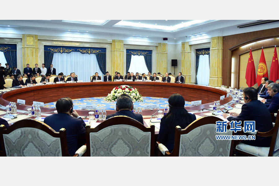 11月2日，国务院总理李克强在比什凯克国宾馆会议中心同吉尔吉斯斯坦总理热恩别科夫举行会谈。 新华社记者 张铎 摄 