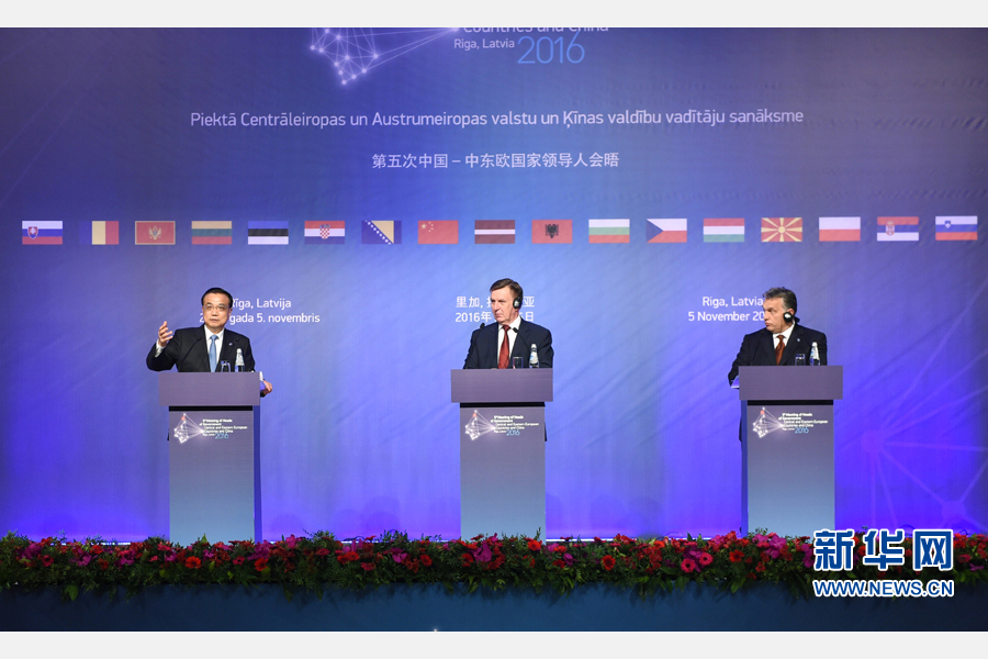 11月5日，国务院总理李克强在里加出席第五次中国－中东欧国家领导人会晤。这是会晤后，李克强与拉脱维亚总理库钦斯基斯、匈牙利总理欧尔班共同会见记者。新华社记者 饶爱民 摄