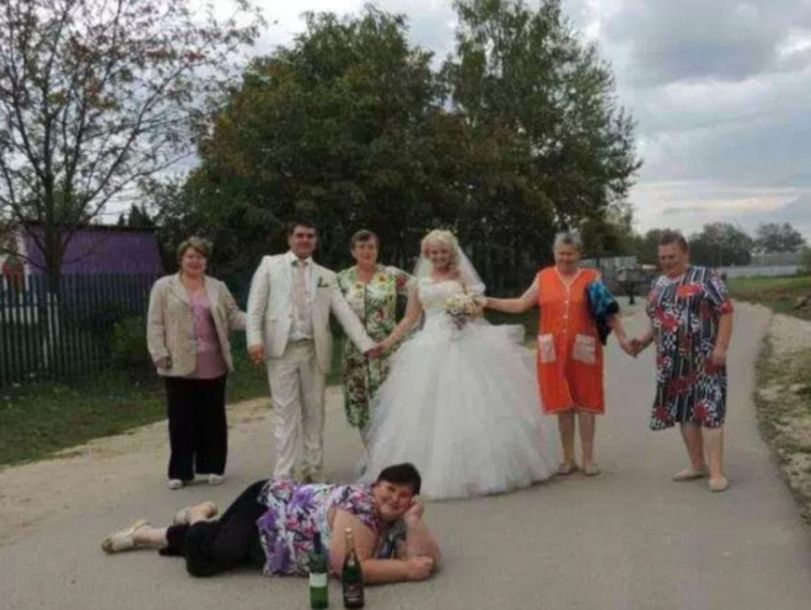 怪异而浪漫：俄罗斯流行拍摄搞笑婚纱照（组图）
