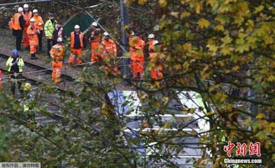 英国伦敦发生有轨电车翻车事故 已致7人死50人伤