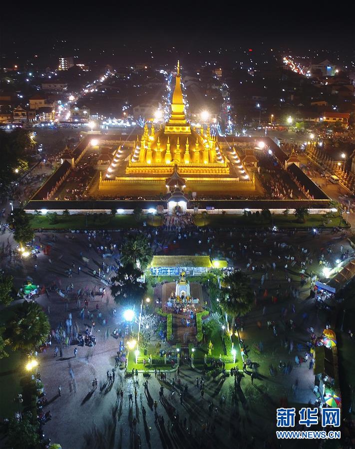 （新华网）（3）航拍老挝佛教圣地——塔銮夜景