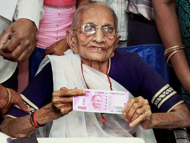 印度废除大额纸币 莫迪母亲无特权与民众排队换钞票（组图）