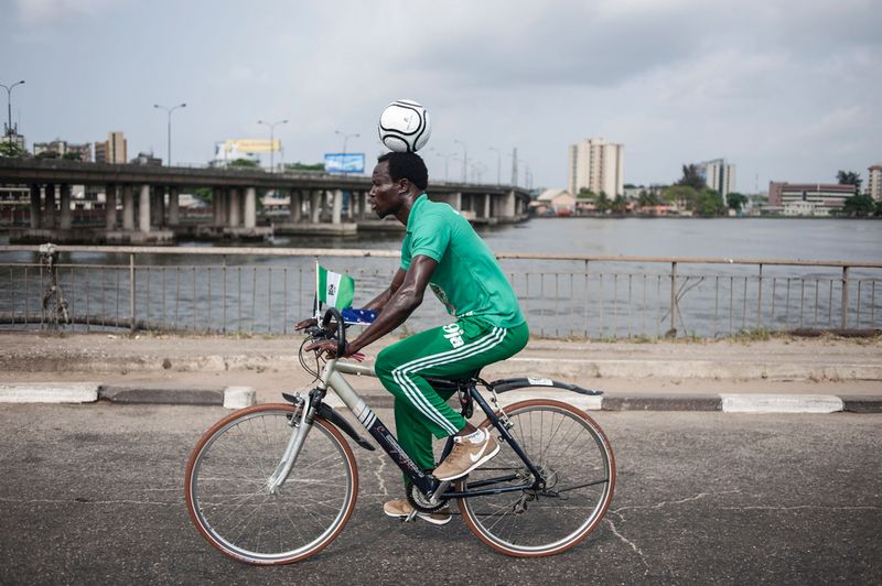 尼日利亚小伙头顶足球骑行1000公里 破世界纪