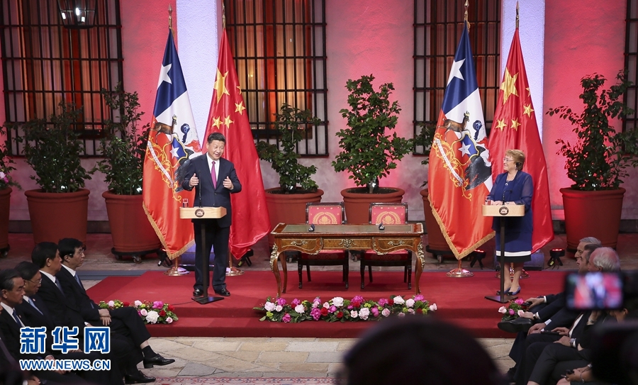 11月22日，国家主席习近平在圣地亚哥同智利总统巴切莱特举行会谈。这是会谈后，两国元首共同会见记者。 新华社记者 兰红光 摄