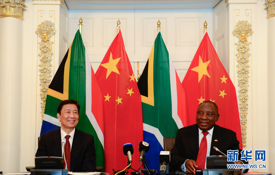 11月22日，正在南非访问的中华人民共和国副主席李源潮同南非共和国副总统拉马福萨在开普敦共同主持召开中国南非国家双边委员会第六次全体会议并致辞。新华社记者翟健岚摄