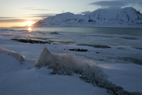 北极海冰面积再创新低温度升高海水无法结冰