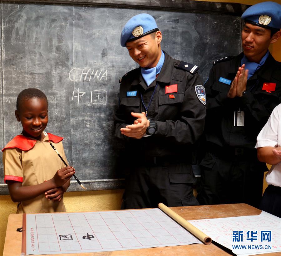 （国际）（3）中国第四支驻利比里亚维和警察防暴队开展“蓝丝巾”爱心助学活动