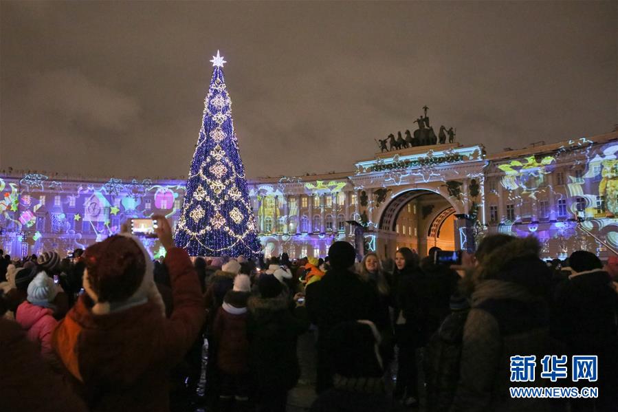 （国际）（2）俄罗斯“严寒老人”点亮圣彼得堡新年枞树