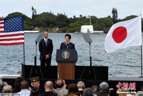 当地时间本月27日，美国总统奥巴马和到访的日本首相安倍共同参观了珍珠港亚利桑那号纪念馆，并一同向死者鲜花。在随后的讲话中，安倍对珍珠港事件中阵亡的美军战士和其他二战遇难者表示“衷心和永久的哀悼”，但没有道歉。安倍称美日同盟将“走向新高度”。
