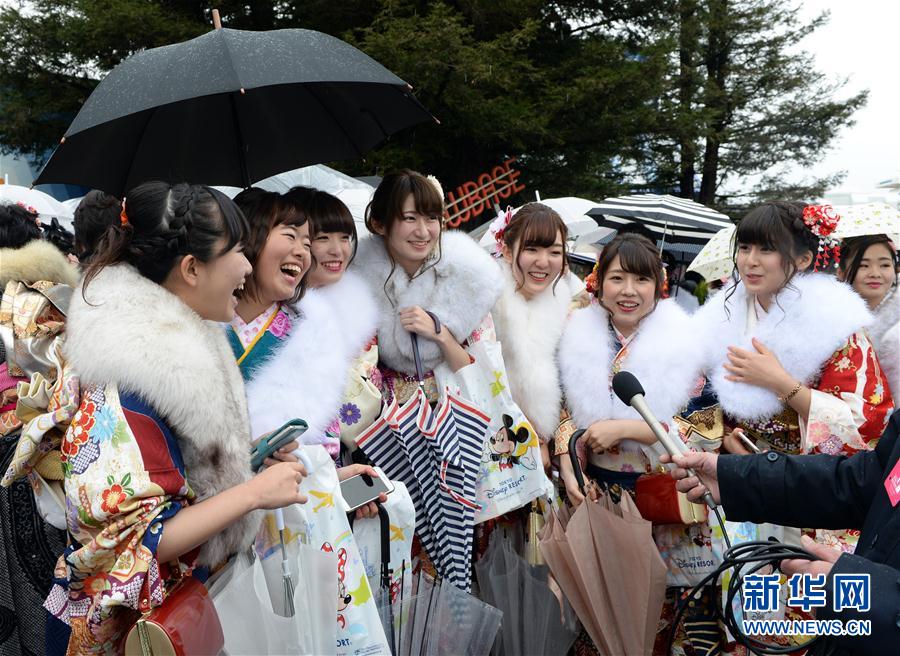 （国际）（2）日本举办“成人节”庆祝活动