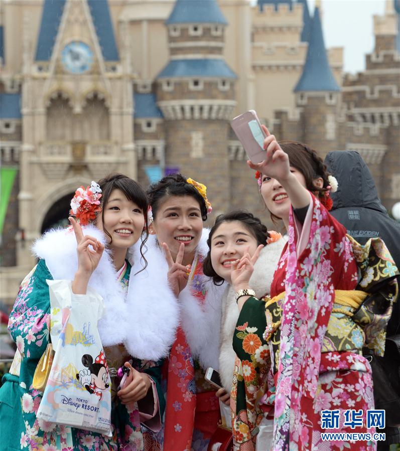 （国际）（1）日本举办“成人节”庆祝活动
