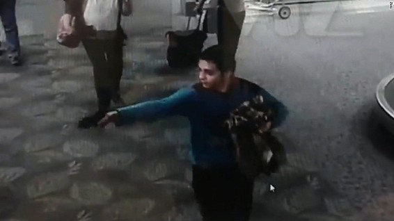 佛州机场枪击案现场监控录像曝光 凶手开枪时很冷静