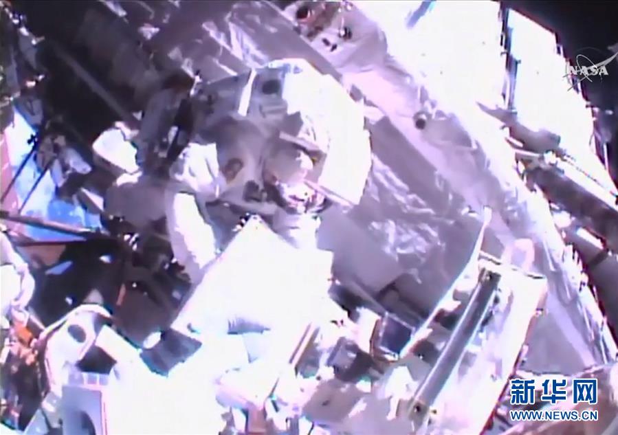 （外代一线）（1）国际空间站宇航员太空行走装电池 