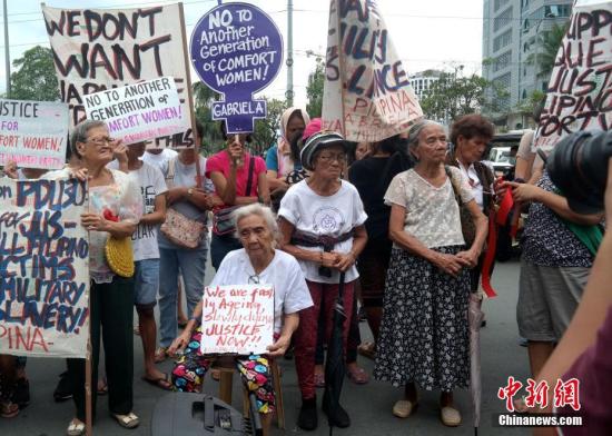 1月12日，菲律宾多个民间团体在日本驻菲大使馆前举行集会抗议活动，要求日本政府向慰安妇受害者正式道歉、赔偿。图为4名菲籍慰安妇受害者参加当天抗议活动。1月12日至13日，日本首相安倍晋三对菲律宾进行正式访问。<a target=&apos;_blank&apos; href=&apos;http://www.chinanews.com/&apos;><p align=