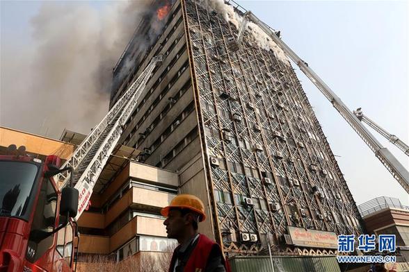 （国际）（2）伊朗一栋高层建筑起火倒塌
