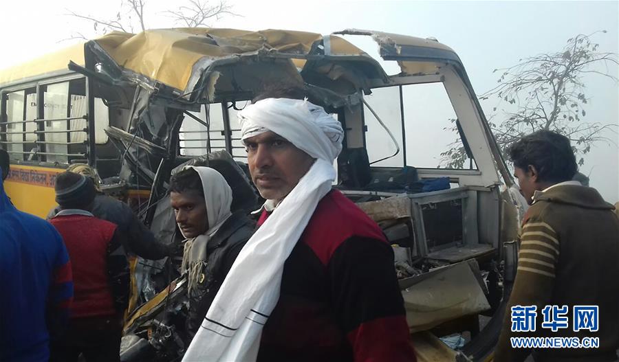 （外代一线）（1）印度北方邦一校车与货车相撞致22人死亡