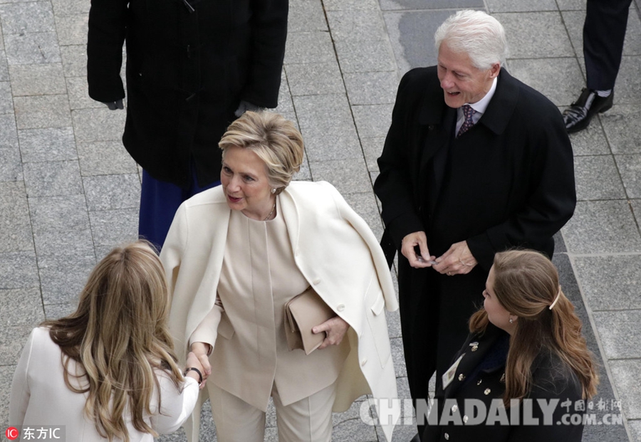 希拉里出席特朗普就职典礼 一身白衣表情轻松
