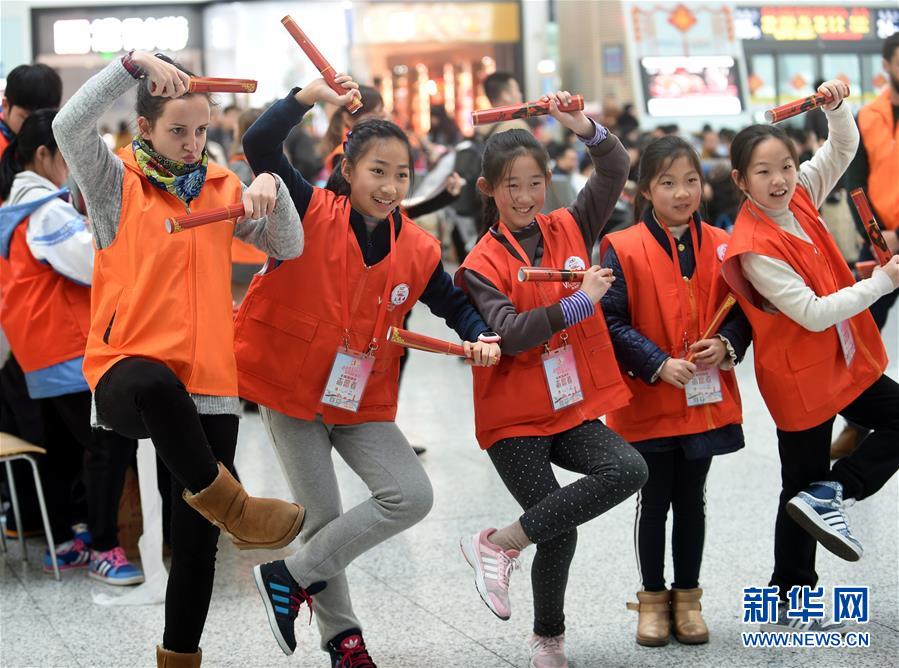 （关注春运）（2）杭州：火车站来了外籍志愿者