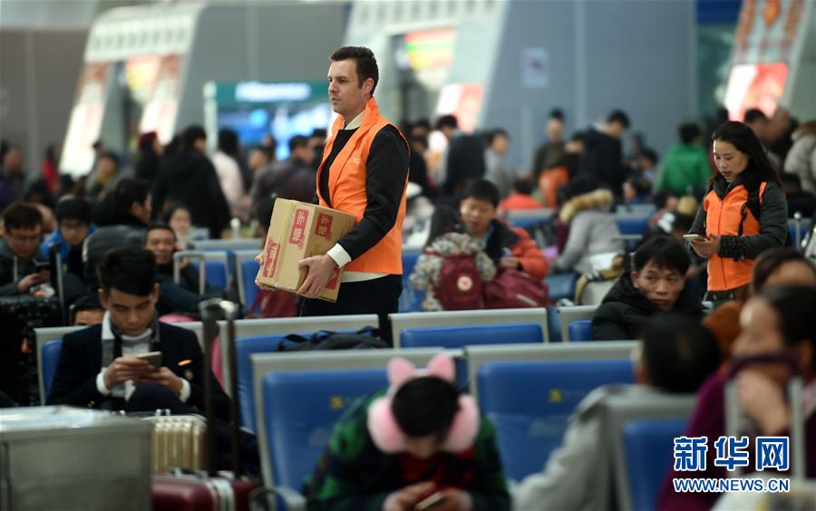 （关注春运）（5）杭州：火车站来了外籍志愿者