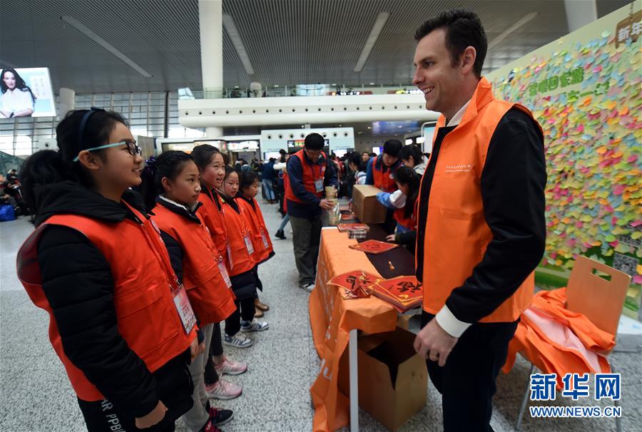（关注春运）（4）杭州：火车站来了外籍志愿者