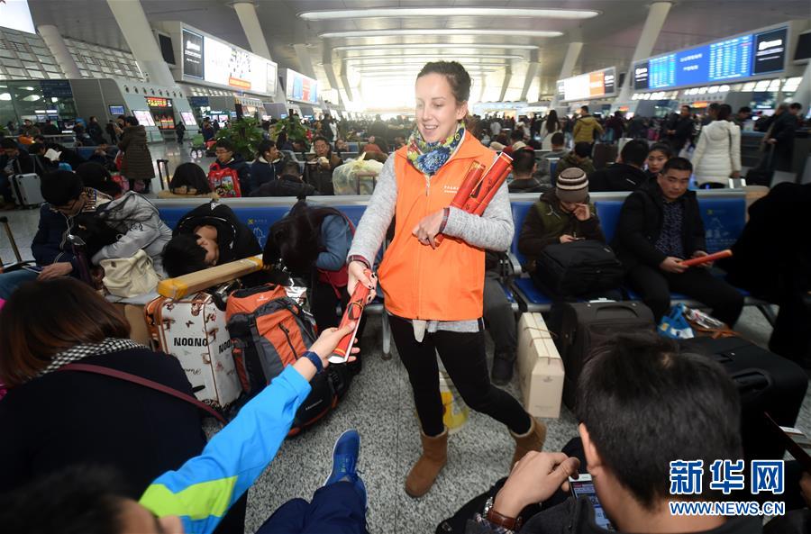 （关注春运）（6）杭州：火车站来了外籍志愿者