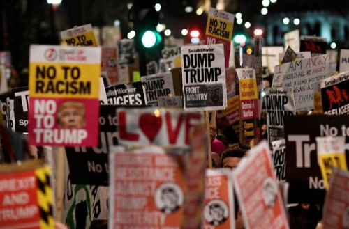 图为1月30日在英国，数以千计的人走上伦敦街头，抗议特朗普的移民禁令。