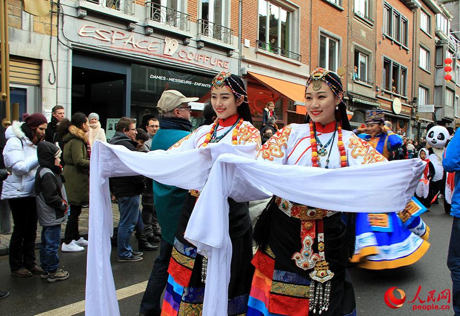 巡游队伍中表演中国民族舞蹈的方阵。记者任彦摄