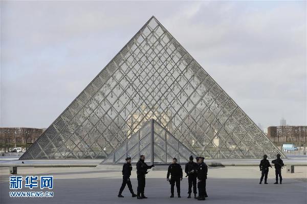 （外代一线）（1）一男子在卢浮宫持刀行凶　法国政府称此事具恐袭特征