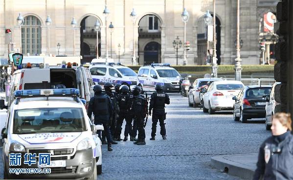 （外代一线）（10）一男子在卢浮宫持刀行凶　法国政府称此事具恐袭特征