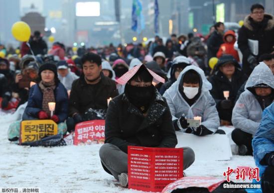 当地时间2017年1月21日，韩国首尔，民众冒着严寒在光化门广场上举行第13次烛光集会，要求被停职总统朴槿惠下台。