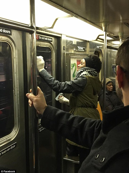 感动！纽约民众地铁站自发擦除纳粹反动符号