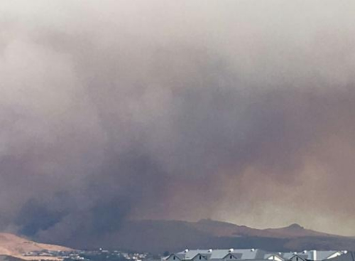 新西兰基督城发生重大山火 一架灭火直升机坠毁