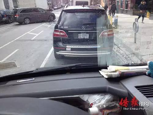 中国侨网违章停车的奔驰车。（读者供图）