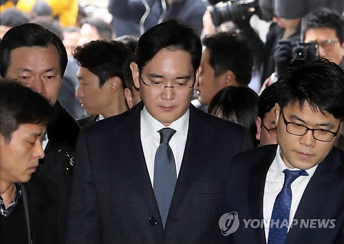三星掌门人被批捕 韩媒:涉与崔顺实共谋向朴槿惠行贿