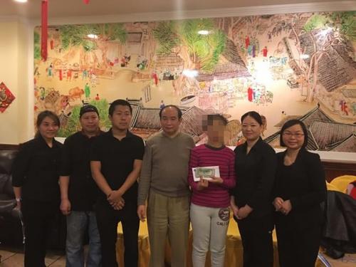 中国侨网中国姑娘(右三)在美流浪数月，后受中餐馆老板柳奇(右四)、假日酒店老板谢新坦帮助，在店内免费吃住，并受到员工照顾。(美国《世界日报》)