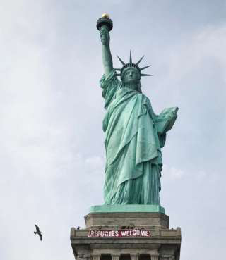 纽约“自由女神”像惊现“欢迎难民”横幅