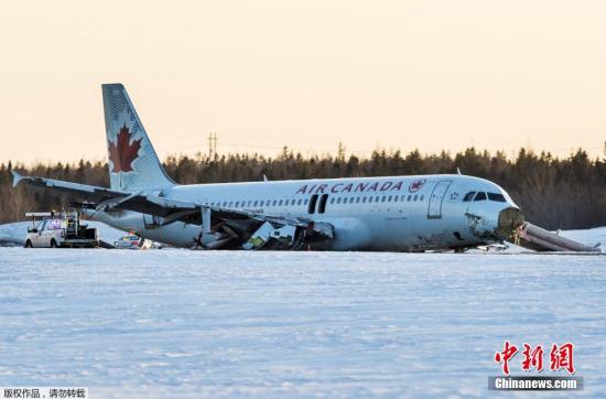 资料图：当地时间2015年3月29日，加拿大航空公司一架航班在该国东部城市哈利法克斯机场降落时冲出跑道，导致25人受伤。