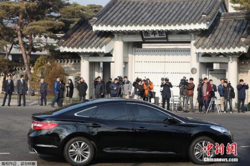 2月3日，媒体记者在韩国总统府青瓦台外等待特别检察组。特检组当天未能进入青瓦台搜查。