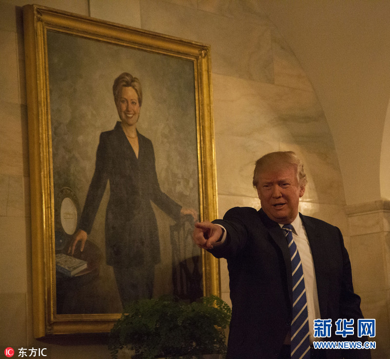 特朗普首接待白宫游客 希拉里画像引人注目（组图）