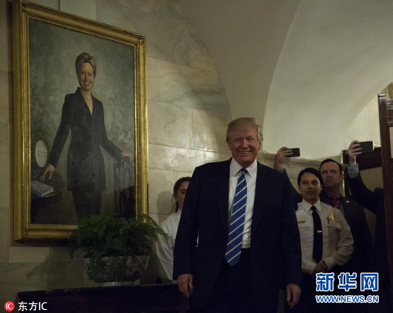 特朗普首接待白宫游客 希拉里画像引人注目（组图）