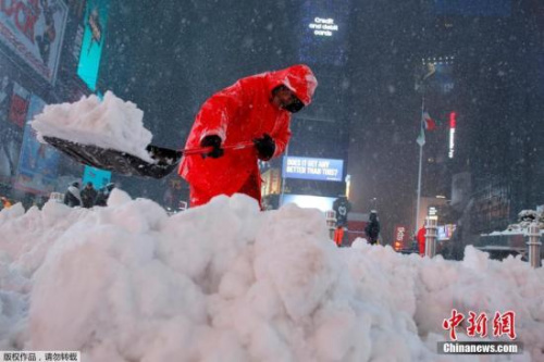 当地时间3月14日，美国纽约遭遇暴风雪天气，工人清理积雪。