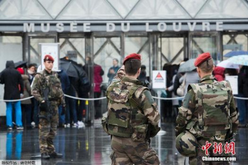 2017年2月4日，一名士兵在法国巴黎卢浮宫前巡逻。卢浮宫在3日遭遇军人遇袭事件暂时关闭后重新开放。