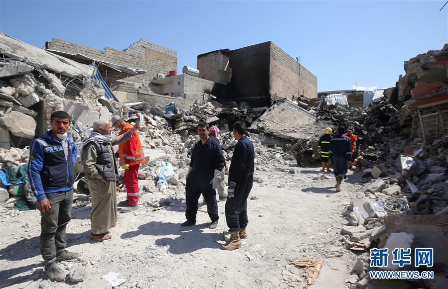 伊军方说从摩苏尔一被炸建筑内挖出61具遗体（组图）