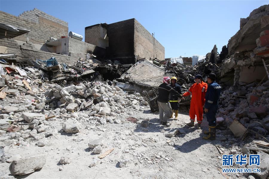 伊军方说从摩苏尔一被炸建筑内挖出61具遗体（组图）