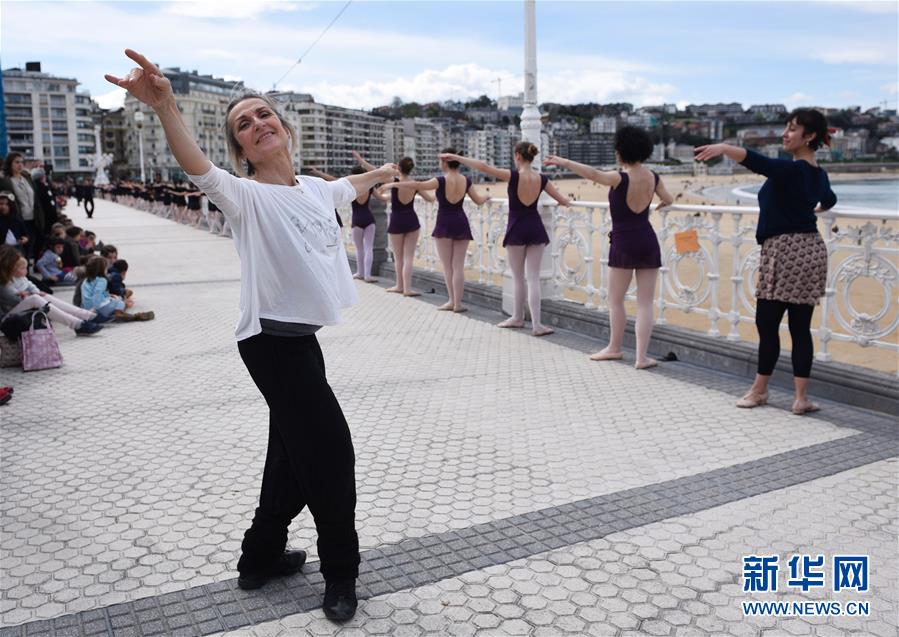 西班牙庆祝“舞蹈之月” 1400人街头起舞（组图）