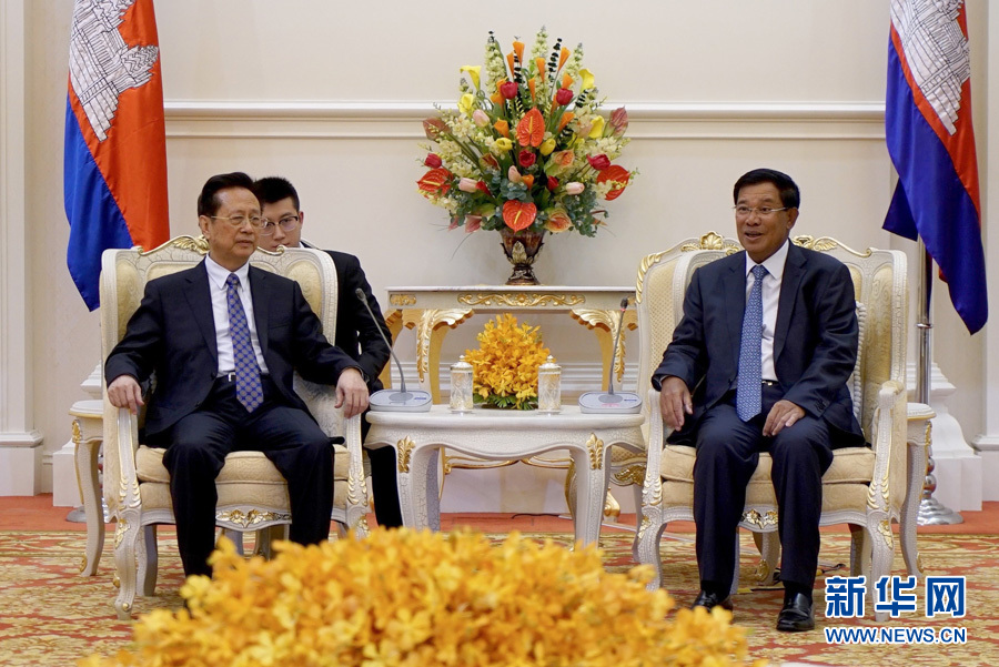 3月31日，正在柬埔寨访问的全国人大常委会副委员长陈昌智（左）在金边会见柬埔寨首相洪森。 新华社记者张艳芳摄