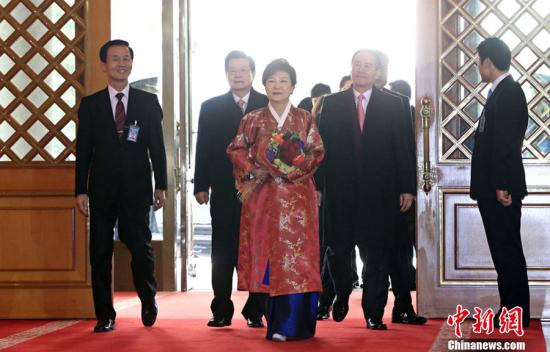当地时间2013年2月25日，韩国首尔，韩国新任总统朴槿惠在就职典礼结束后身着韩服进入青瓦台。图片来源：CFP视觉中国