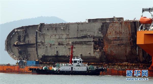 （国际）（3）韩国“世越”号沉船抵达木浦新港
