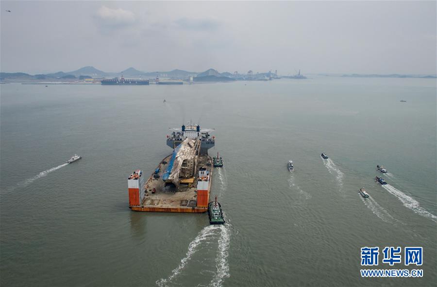 （外代一线）（8）韩国“世越”号沉船抵达木浦新港 